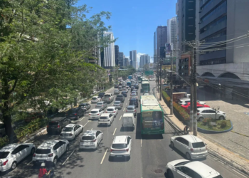 Batida entre carro e moto deixa dois feridos e trânsito travado