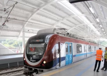 Galho de árvore causa curto-circuito em trem na Estação Retiro