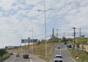 Grave acidente entre caminhão e moto deixa trânsito lento na Avenida Paralela