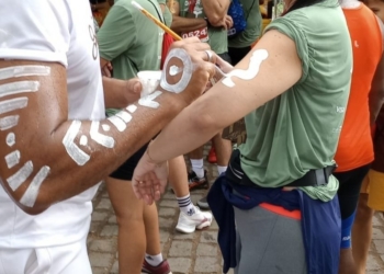 Polícia prende homem que cobrou R$ 250 por pintura corporal de turistas na Barra