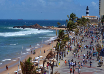 Suspeito de roubos na Barra tenta se passar por menor de idade e é preso com faca e simulacro