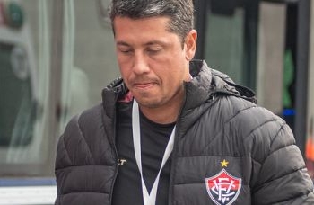 TÉCNICO DO VITÓRIA: Thiago Carpini na mira do Santos para vaga Caxinha