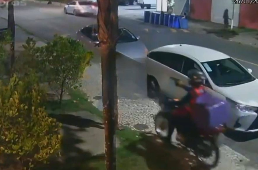 Mulher é assaltada por falso entregador na Praia do Flamengo