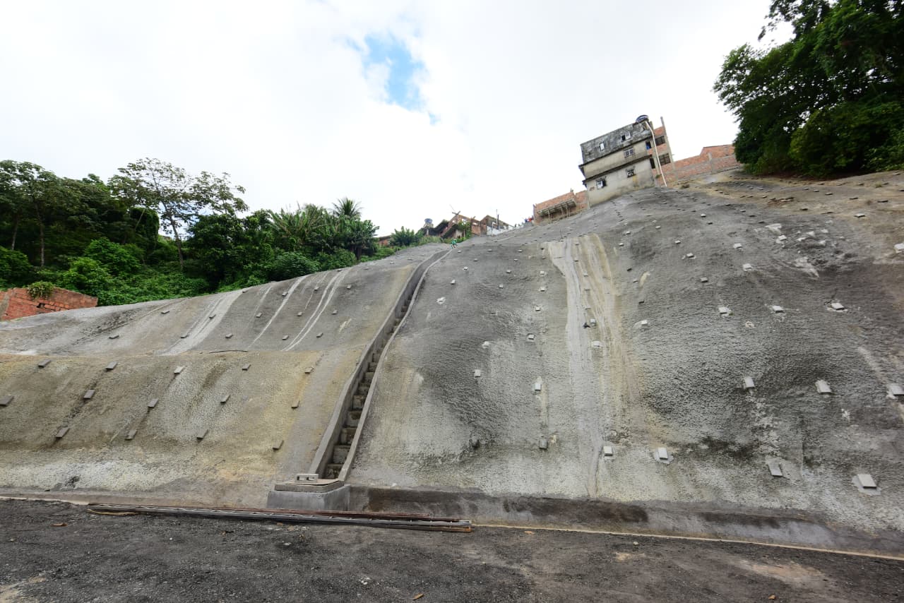 Salvador alcança 575 áreas protegidas após entrega de contenção de encosta em Plataforma