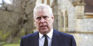 Ex-príncipe Andrew é preso por suspeita de conduta imprópria, diz imprensa