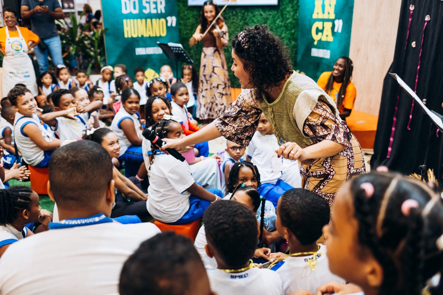 Mais de mil pessoas visitam estande do Mundo Encantado da Criança na Bienal do Livro em menos de 24 horas de programação