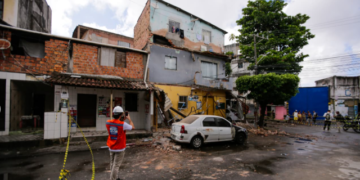 Desabamento de marquises deixa um ferido na Cidade Baixa