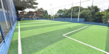 Em dia de jogo do Brasil, Prefeitura entrega arena de grama sintética em Cajazeiras XI e supera marca de 100 novos campos em Salvador