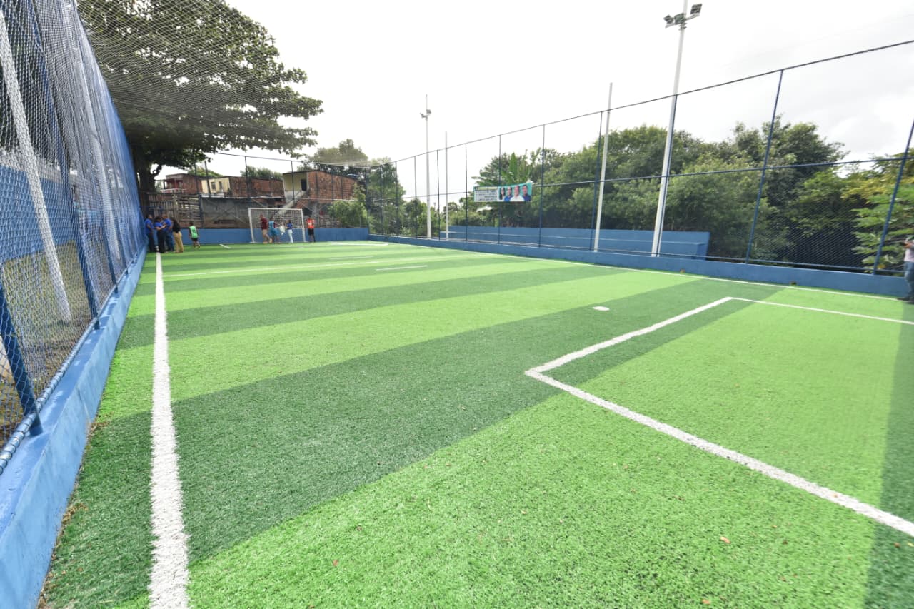 Em dia de jogo do Brasil, Prefeitura entrega arena de grama sintética em Cajazeiras XI e supera marca de 100 novos campos em Salvador