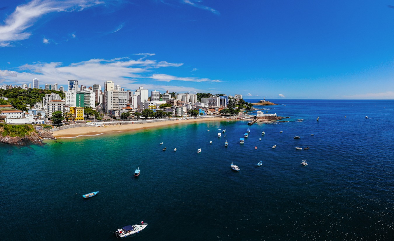 Prefeitura de Salvador inicia instalação de boias de delimitação de área de banho no Porto da Barra nesta terça (1º)