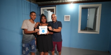 Prefeitura entrega 100 casas reformadas e arena de grama sintética no Arraial do Retiro